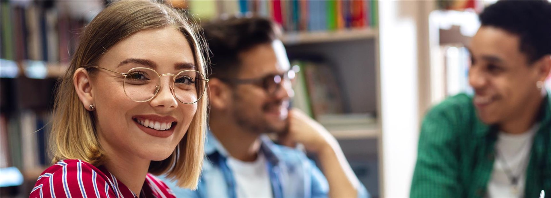 eine junge Frau sitzt am Computer