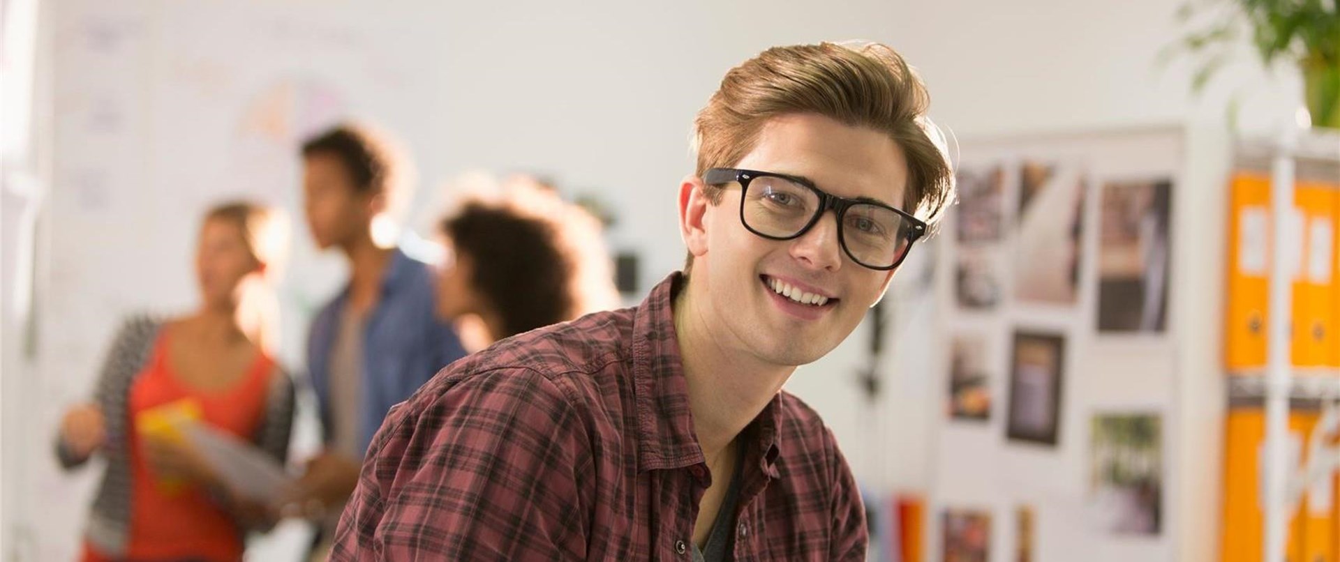 ein junger Mann mit Brille