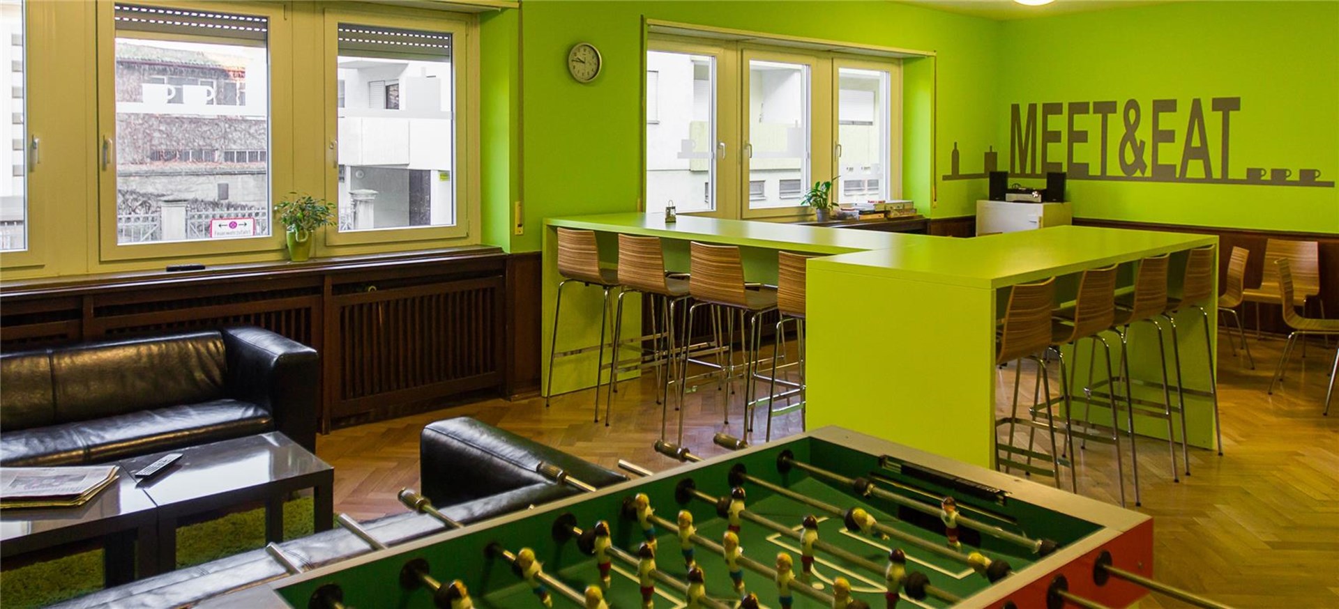 Blick in den Gemeinschaftsraum mit Tischkicker 