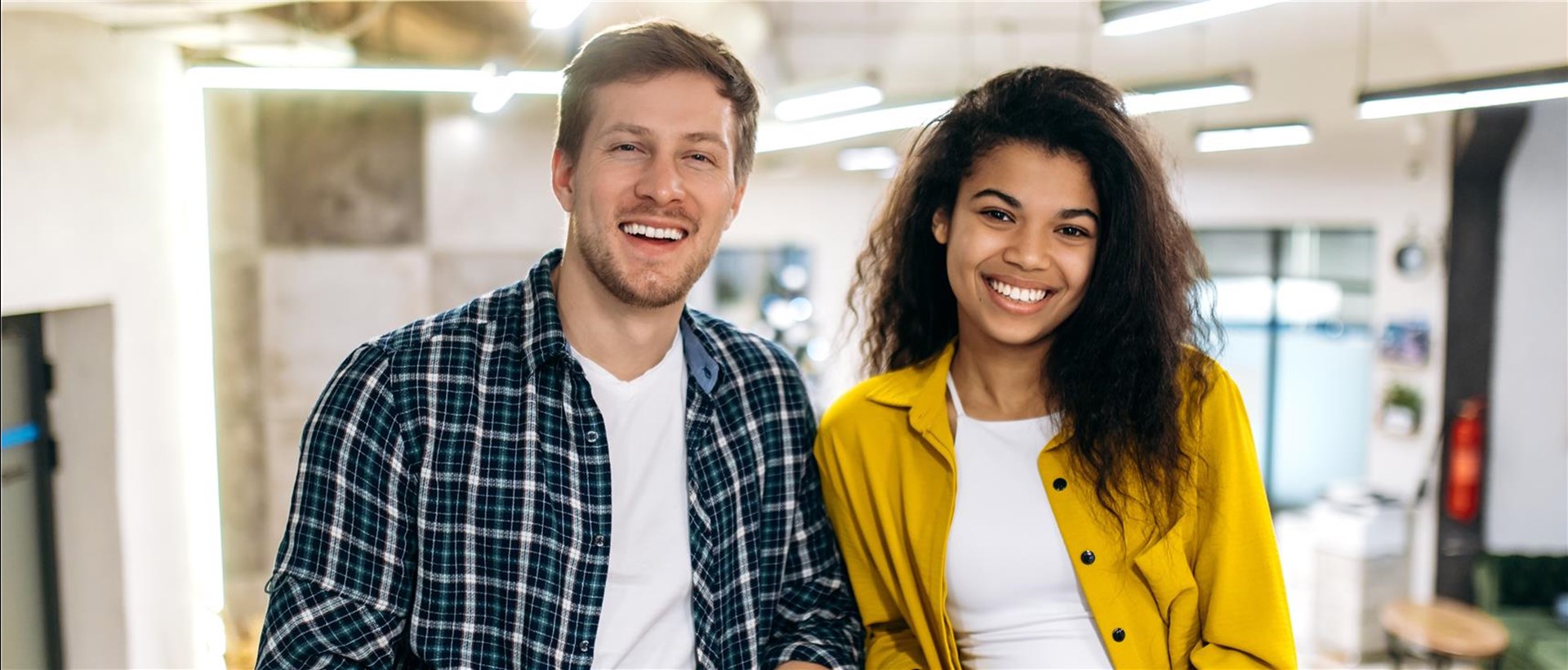 Ein junger Mann und eine junge Frau